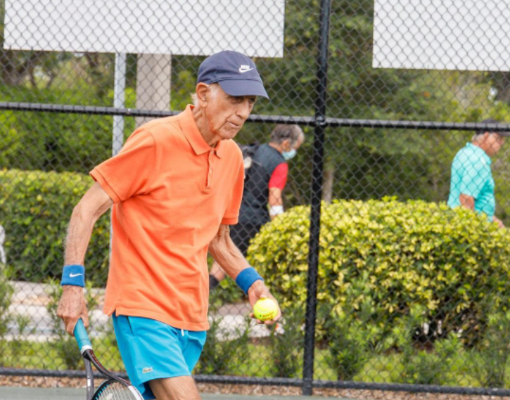 A sus 96 años pasó a semifinales: Adulto mayor representa al país en mundial de tenis en EE.UU.