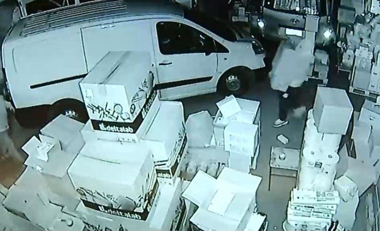 Destrozaron la entrada con vehículo: Millonario turbazo en local de insumos médicos