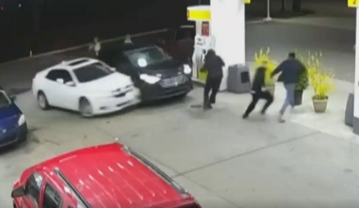 Conductora arremete contra mujeres en bencinera tras confusa discusión: Su guagua estaba a bordo del auto