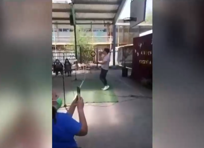 ¿Qué falló? Ex vocalista de Amerika'n Sound, condenado por violación, se presentó en colegio