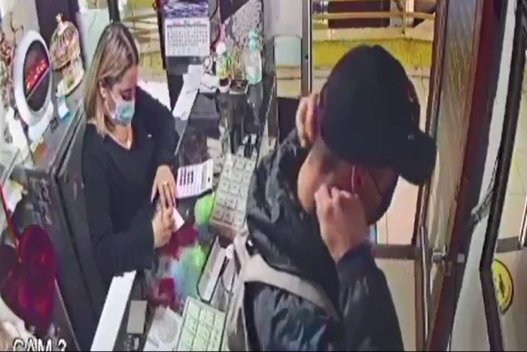 Hasta se probó la cadena: Detienen a sujeto que robó $2.700.000 en joyas