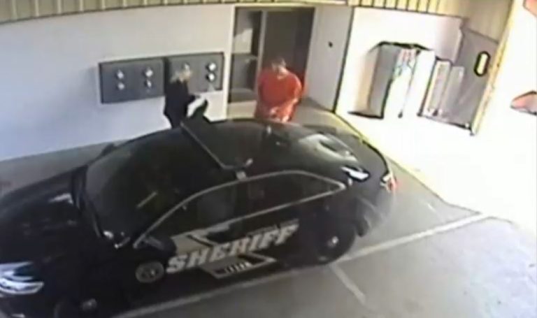 Graban a reo condenado por apuñalar a una mujer fugándose con funcionaria de la cárcel