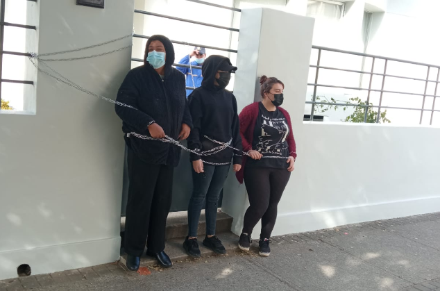 Familiares de presos del estallido se encadenan en rectoría de la UDC: Piden retiro de querellas