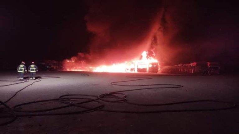 Reportan incendio que afecta a depósito de buses en Maipú: Bomberos trabaja en el siniestro