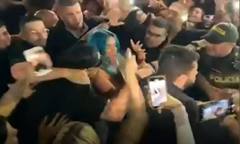 Karol G fue agredida tras concierto: Le lanzaron vaso de cerveza en la cara