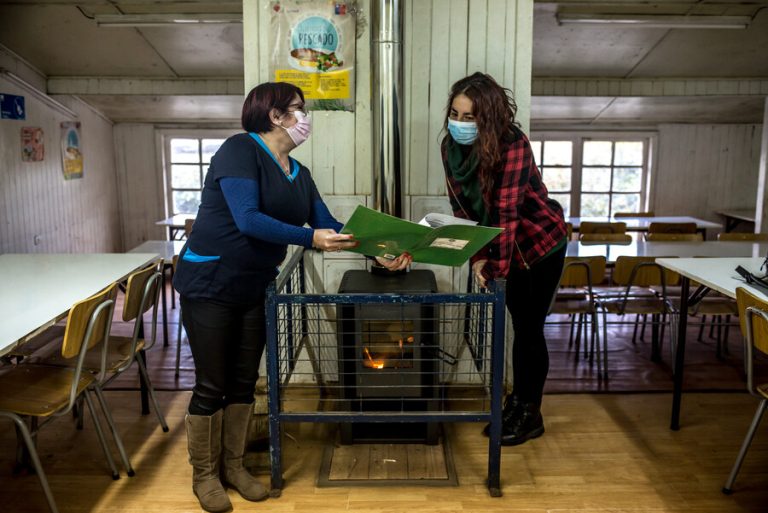 $800 mil líquidos: Revisa cómo postular a los cupos para trabajar como profesor o profesora