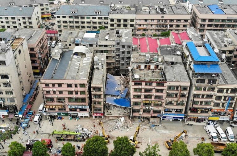 Mujer sobrevivió 6 días entre escombros: Muertos por derrumbe de edificio en China ascienden a 53