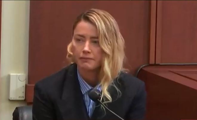 Amber Heard declaró que Johnny Depp la abofeteó en un avión: 