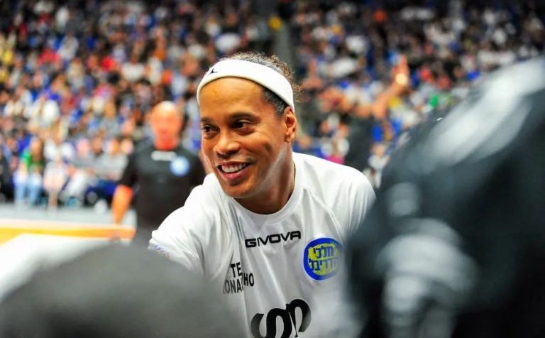 Ronaldinho vuelve a Chile: Jugará con figuras del fútbol chileno en la inauguración del estadio de Calama