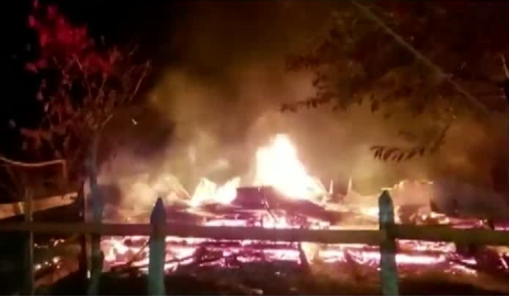 Se registra ataque incendiario en Contulmo: Hay al menos 3 casas destruidas