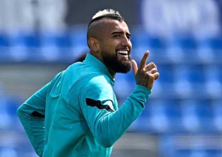 Totalmente platinado: Así luce Vidal con su nuevo look tras retocar su mohicano