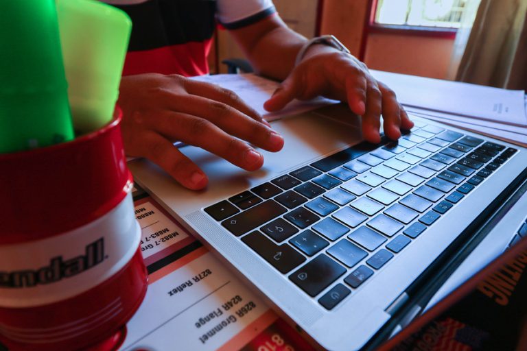 Becas TIC 2022: Estos son los y las estudiantes que recibirán un notebook gratuito