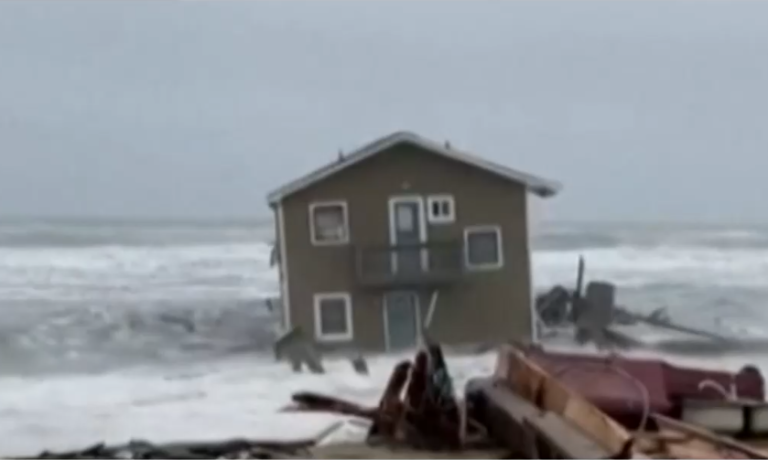 Captan momento exacto en que una casa fue arrastrada hacia el mar durante fuerte oleaje