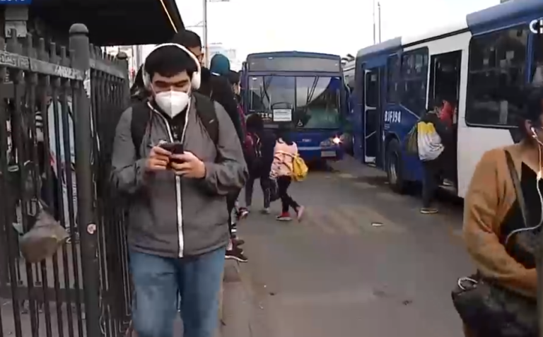 Metro de Santiago anuncia que se restableció el servicio en Línea 1: Paraderos de micro colapsaron