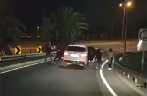 Todo fue grabado: Grupo de ladrones rodeó un vehículo en autopista de Pudahuel para robarlo