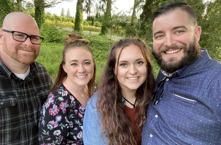 Dos matrimonios iniciaron una relación poliamorosa y tuvieron dos hijos, pero no saben quién es el padre