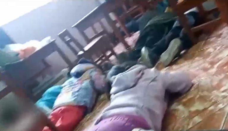 Descorazonador: Educadoras de jardín infantil cantan a niños y niñas para distraerlos de balacera en Cesfam