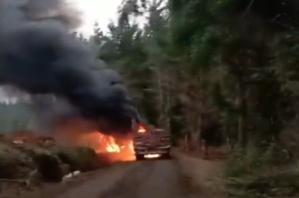 Reportan la quema de al menos siete camiones y una grúa de faena forestal en La Araucanía
