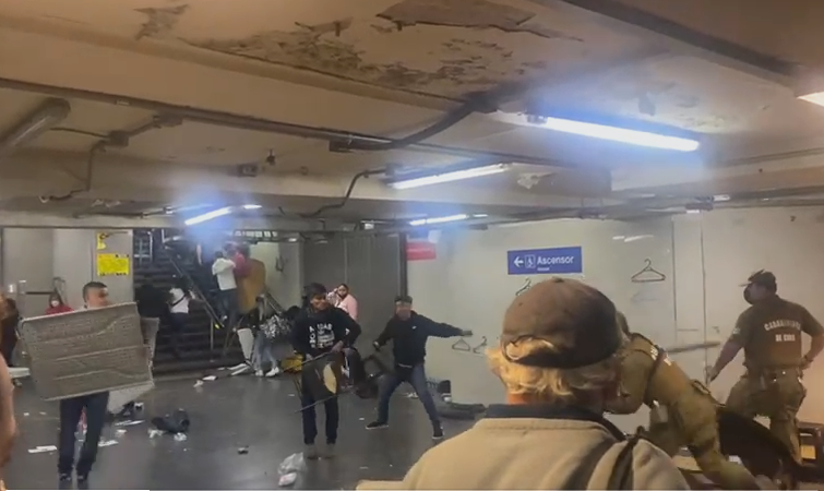 Ambulantes se enfrentan a Carabineros por operativo para control de comercio en Estación Central