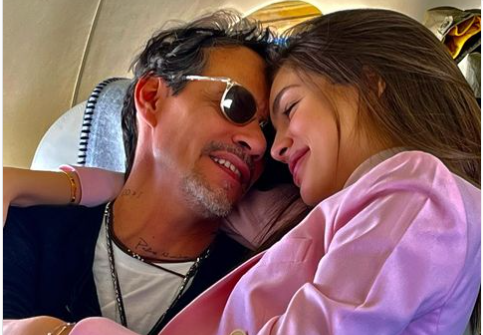 Marc Anthony y su pareja 30 años menor anuncian compromiso con llamativo anillo