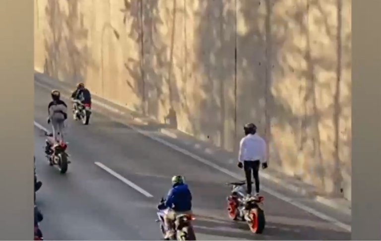 Captan a imprudentes motociclistas en plena Autopista Central: Algunos iban de pie sobre las motos