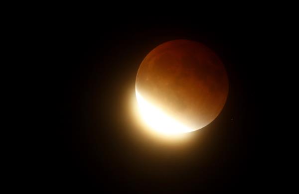 Las espectaculares fotos de la Luna de Sangre: Así se vio desde Chile y el resto del mundo
