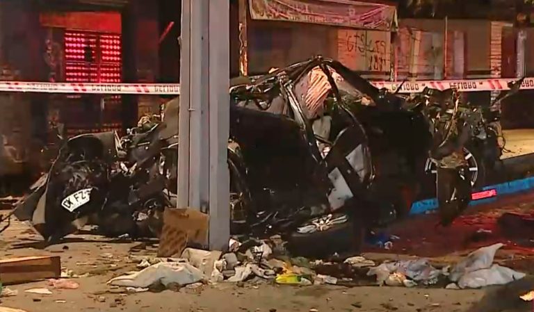 Se salvaron de milagro: Auto quedó totalmente destrozado en choque, pero ocupantes salieron casi ilesos