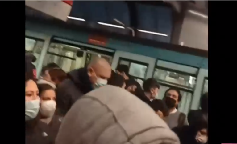 Evacúan Metro de Santiago por tren con falla técnica en estación Las Rejas