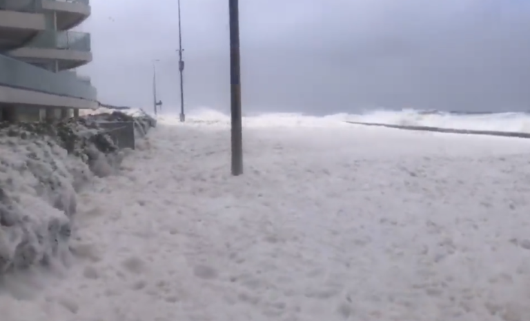 ¿Qué generó el inusual fenómeno? Impresionante invasión de espuma marina en la costa atlántica