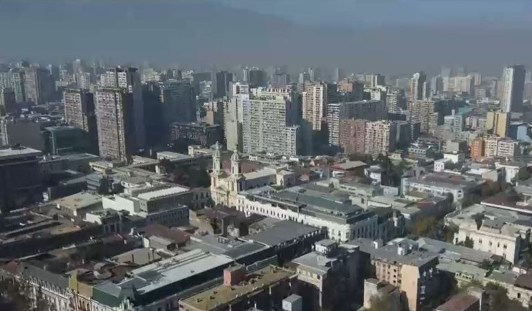 Por qué precios de viviendas bajaron en Santiago: Hablan vecinos y un experto