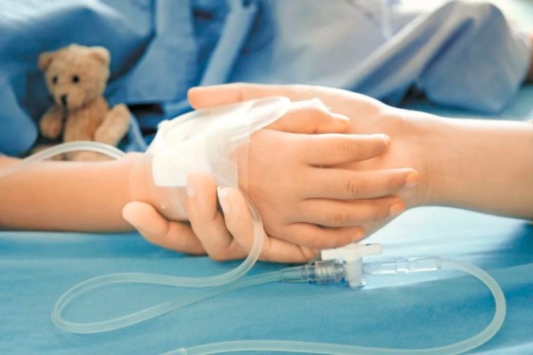 De molestias gástricas a ictericia: Los síntomas de la hepatitis aguda infantil que mantiene en alerta al mundo