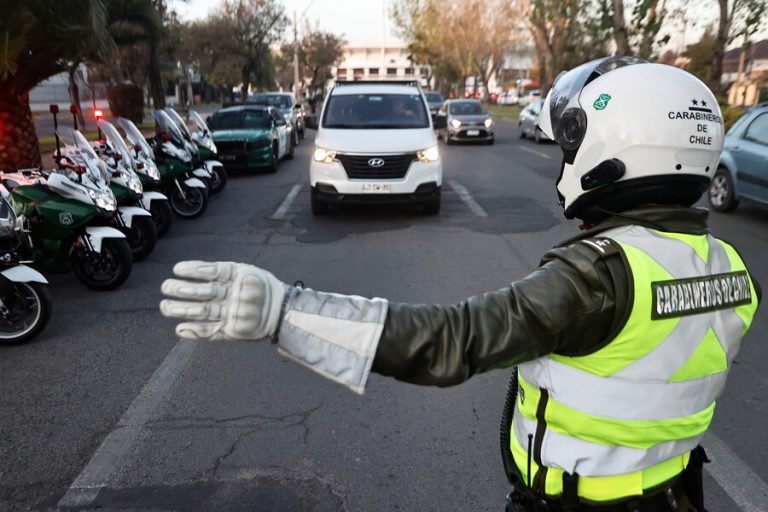 Tras nueva alerta ambiental: Los autos que no pueden circular este jueves en la RM