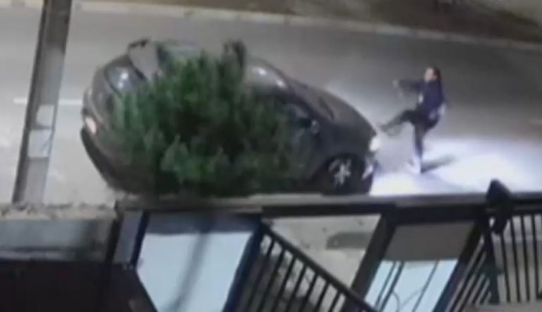 Intentó impedir portonazo parándose frente al auto: Lo intentaron atropellar, pero se agarró del capó