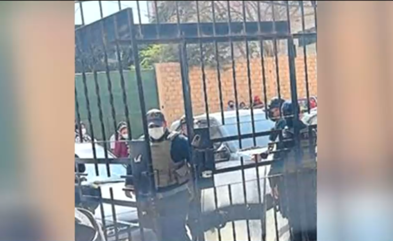 Chilena y su hija fueron rescatadas en Perú: Su esposo la mantuvo encerrada en la casa por 4 años