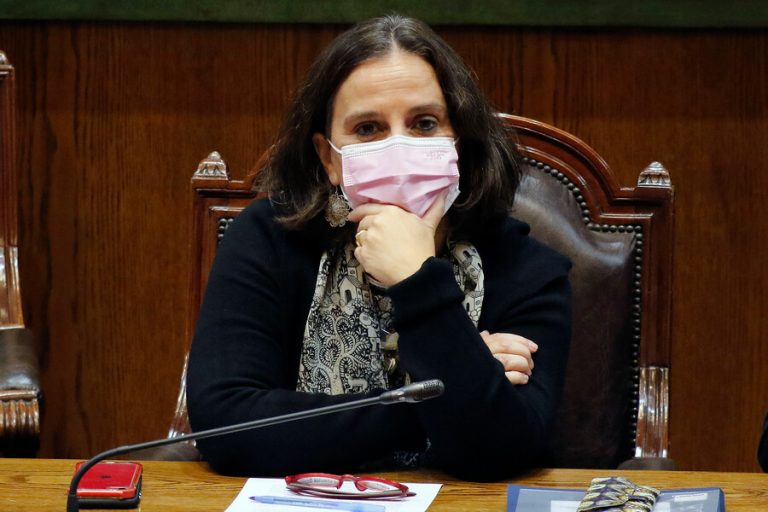 Cancillería está coordinando retorno al país de chilena encerrada por su esposo en Perú