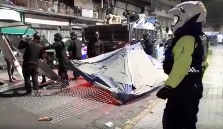 Encontraron dos armas blancas: Carabineros y Municipalidad de Santiago desalojaron a comerciantes ambulantes en Meiggs