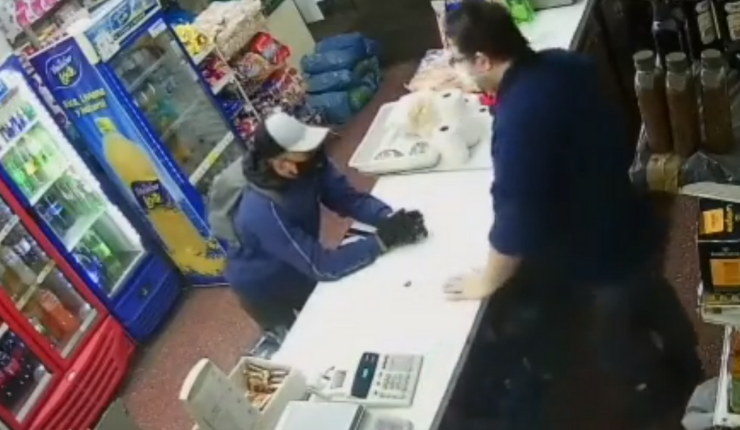 Pesaba casi 3 kilos: Comerciante argentino se defendió de asalto lanzándole un pedazo de queso al ladrón