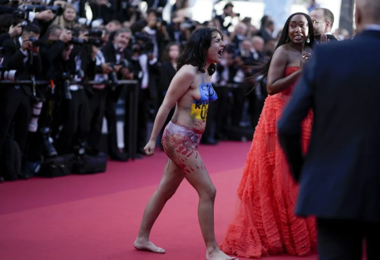 Mujer ingresó semidesnuda a alfombra roja de Cannes y protestó contra la violencia sexual en Ucrania