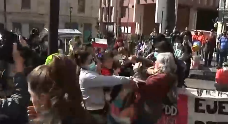 Asistentes a desfile en honor a las Glorias Navales protagonizaron pelea en Plaza Sotomayor de Valparaíso