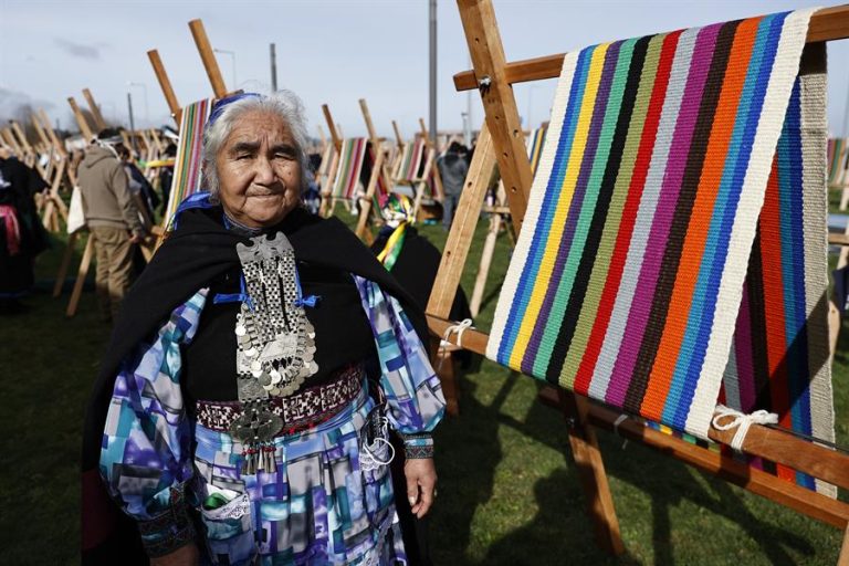 Mujeres mapuche rompen récord mundial: Tejen el arcoíris más largo del mundo