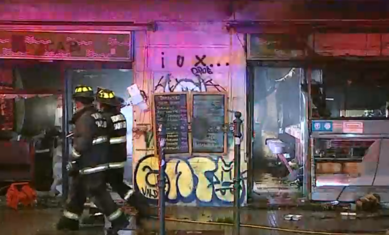 Incendio afectó a tradicional fuente de soda en pleno centro de Santiago: Llamas se iniciaron en la cocina