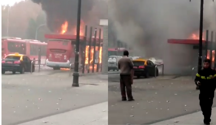 Registran bus en llamas en plena Alameda: Dos sujetos que portaban overoles blancos fueron detenidos