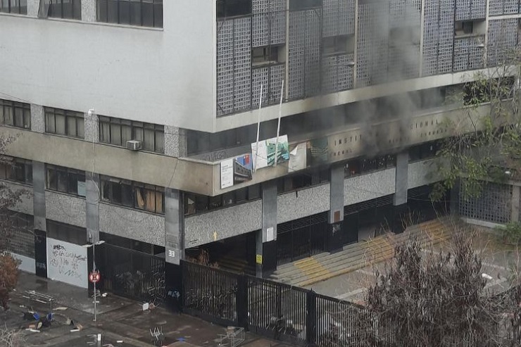 Reportan incendio al interior del Instituto Nacional: Bomberos y Carabineros están en el lugar