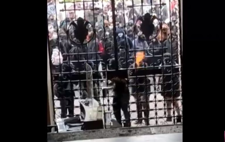 Encapuchados atacan la Municipalidad de Santiago