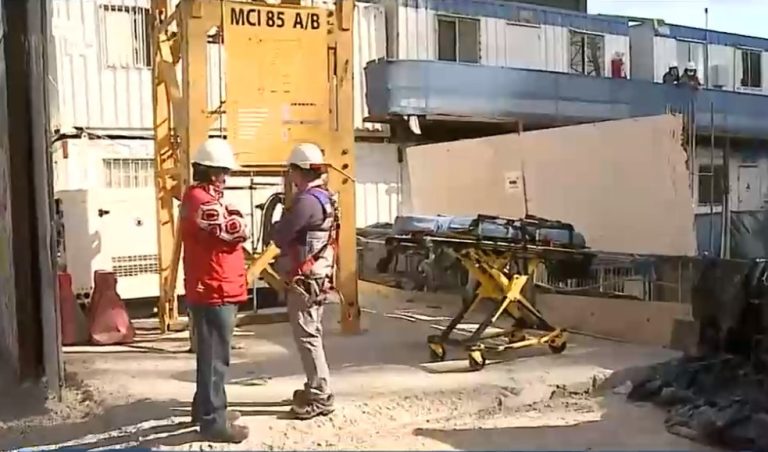 Trabajan en el rescate de hombre atrapado en fosa de una construcción en Santiago Centro
