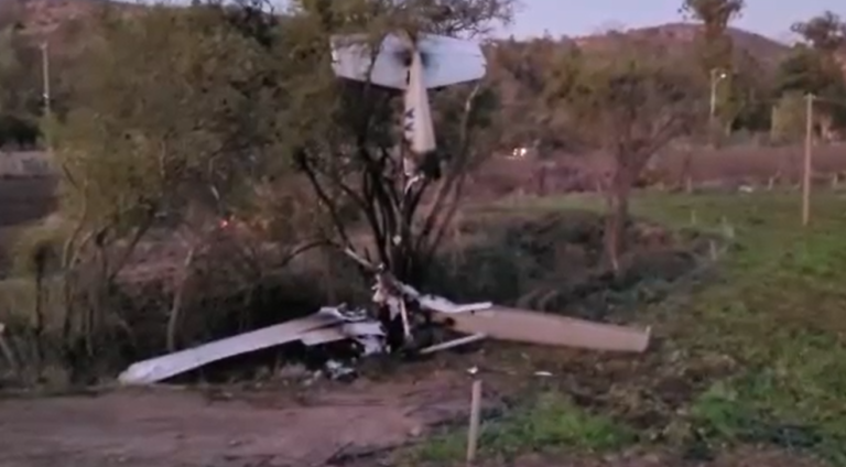 Piloto resultó con heridas leves tras caída de avioneta en Melipilla