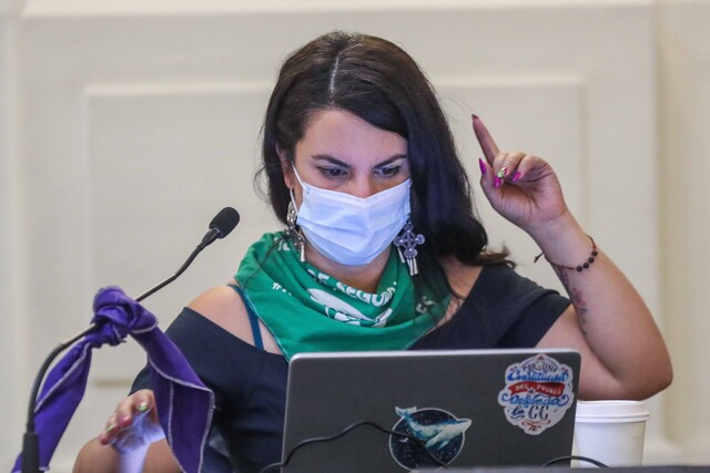 Constituyente Manuela Royo se querella por amenazas de muerte: La amedrentaron con ataque sexual