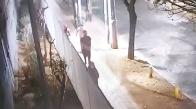 Video revela que delincuentes que intentaron asaltar a PDI le robaron a una mujer minutos antes