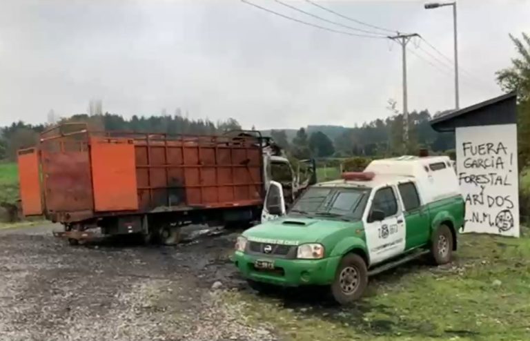 Camión fue incendiado en Lautaro: Encontraron mensaje demandando la salida de los militares de la zona