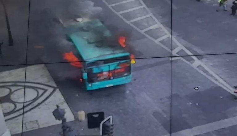 Micro fue quemada en la Alameda: Carro lanzaaguas intentó controlar las llamas